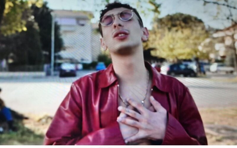 Random, il suo vero nome Emanuele Caso, il più giovane rapper.