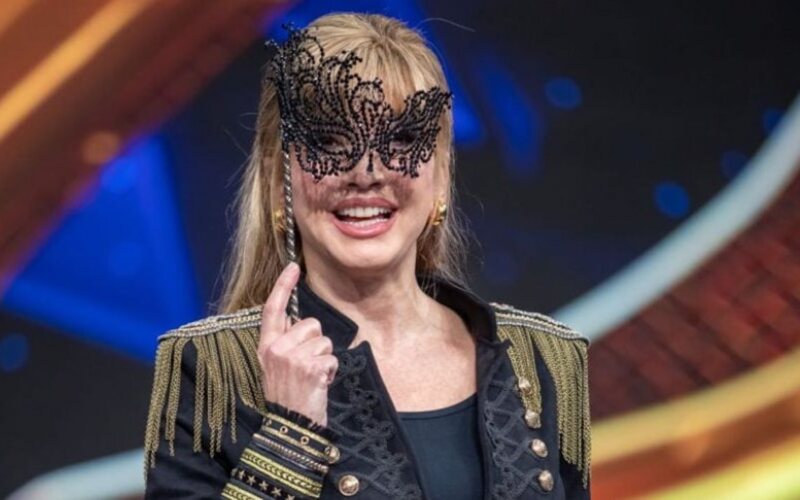 Milly Carlucci presenta Il Cantante Mascherato