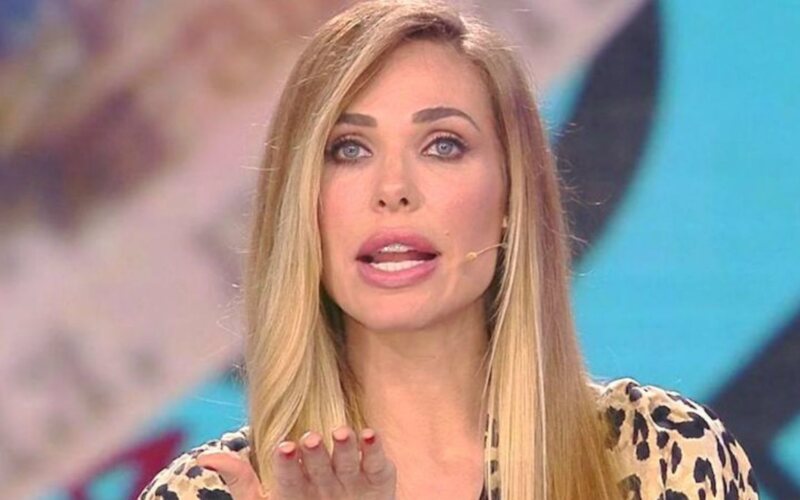 Ilary Blasi presentatrice L'Isola dei Famosi