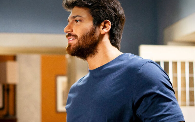 Can Yaman recita in Che Dio ci Aiuti