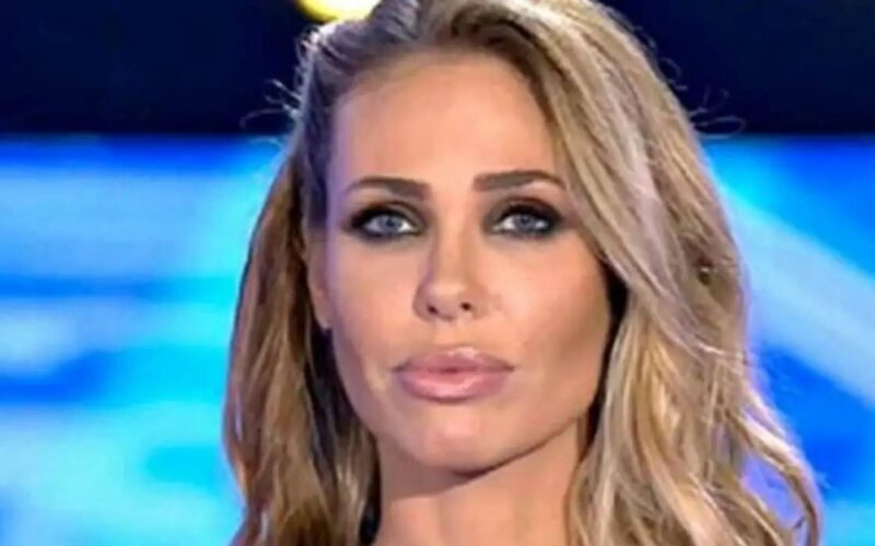 Ilary Blasi conduce L'Isola dei Famosi